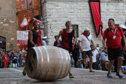 Bravio delle Botti di Montepulciano, la sfida fra le contrade del borgo