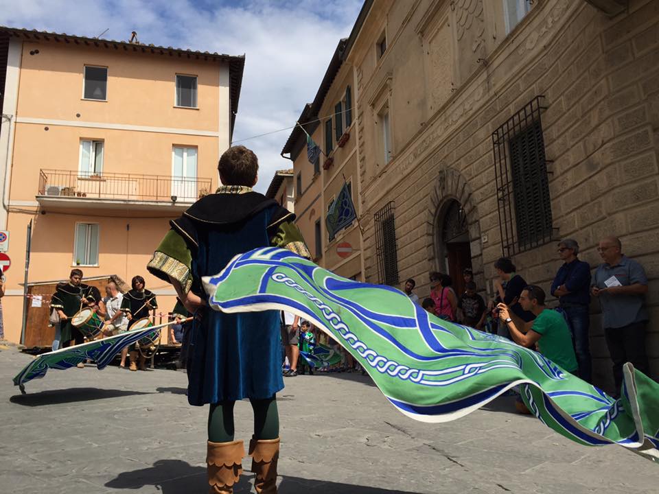 sbandieratori della contrada di cagnano