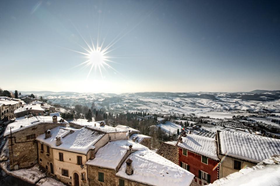 Val d'Orcia paesaggio innevato a Natale