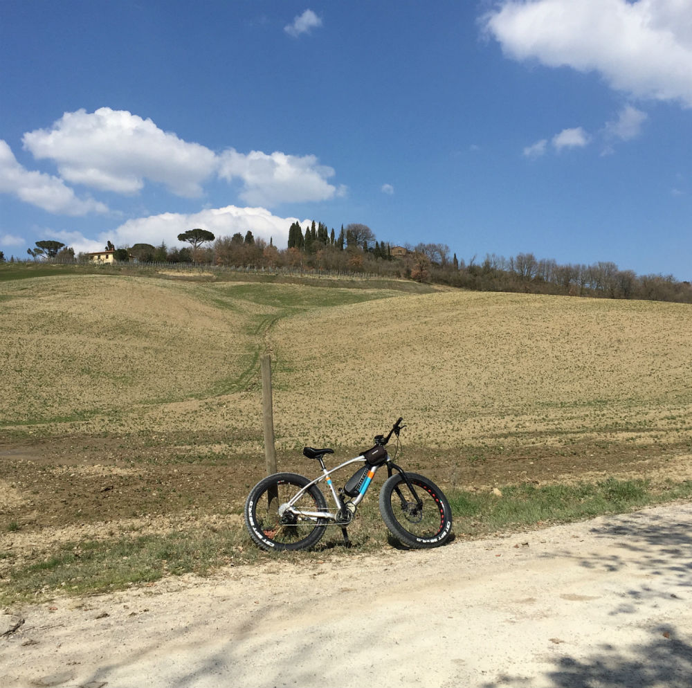 What are the recommended cycling routes in Val d'Orcia